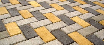 Какими достоинствами обладает тротуарная плитка?